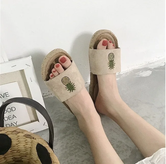 Япония Стиль Creatived плоды ананаса Для женщин шлёпанцы для женщин с открытым носком пляжные снаружи соломенные тапочки для Женская Толстая подошва женская обувь - Цвет: Бежевый