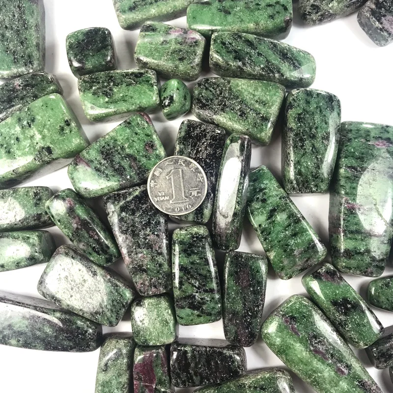 Красные и зеленые камни целебные Кристаллы Большой гравий Кварцевый Минеральный