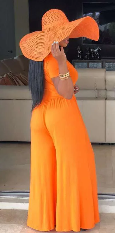 Комбинезон свободного кроя из 100% хлопка. Талия складка короткий рукав прямой