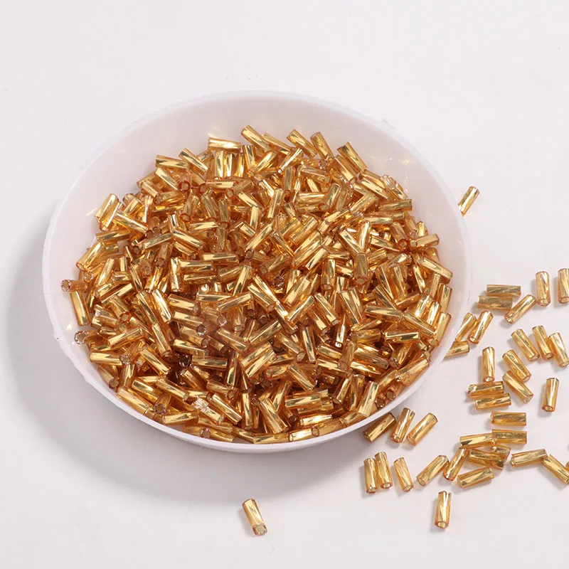 600 шт./упак. 2x4 мм золото Стекло SeedBeads с серебряной нитью бледно палевого цвета