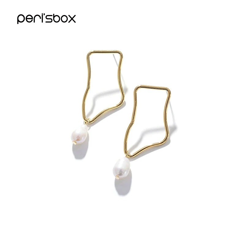 Женские серьги кольца Peri'sBox волнистые золотого цвета с жемчугом нестандартные