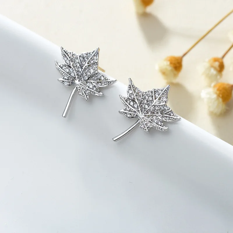 Серьги-гвоздики женские с белым Кленовым листом и фианитом | Украшения