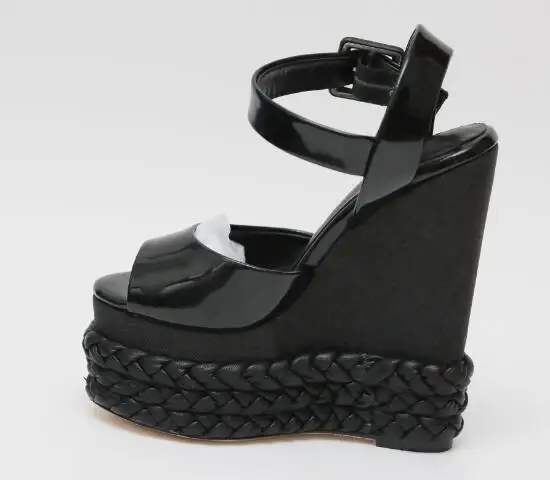 Carpaton/черные лакированные босоножки с открытым носком на высоком каблуке