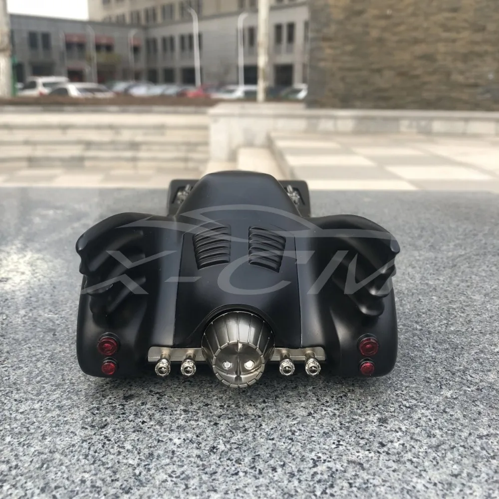 Литая под давлением модель автомобиля 1:18 (черный) + маленький подарок!| |