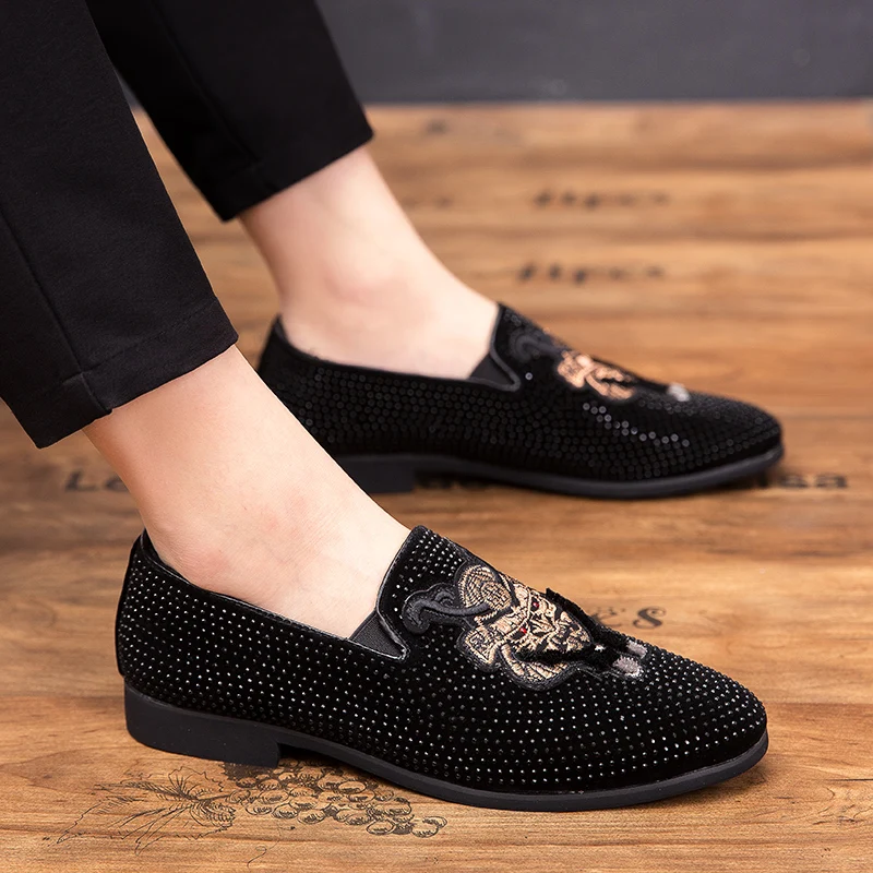 

Leather Men Casual Shoes Luxury Hot drilling Mens Loafers Moccasins Breathable Slip on Black Driving Shoes Plus Size Peas shoes