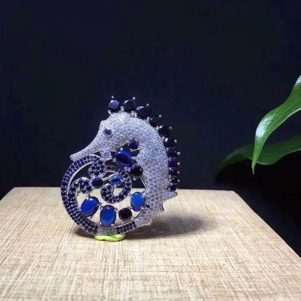 Морской конек-иголка украшения Qi Xuan с пресноводной жемчужиной и волнами из посеребренной белой золота S925, чисто ручной работы, эксклюзивный дизайн.