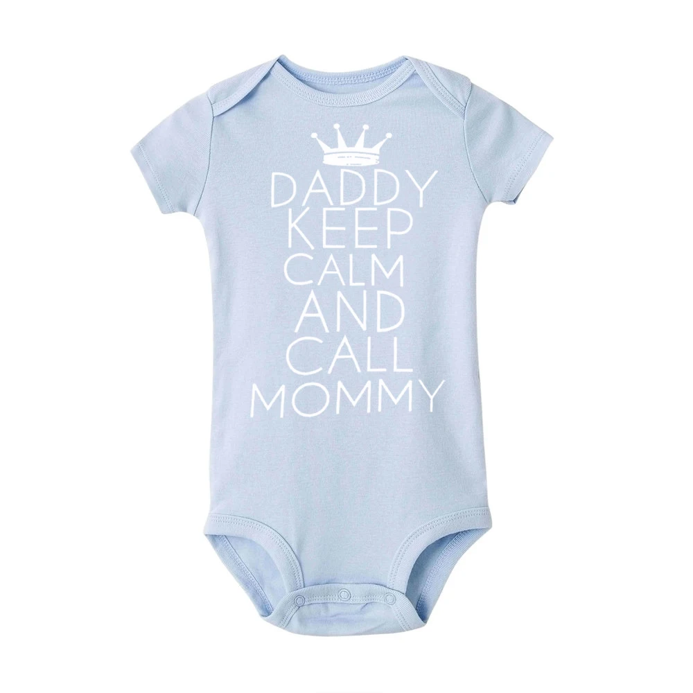 Забавная Одежда для новорожденных девочек с надписью «Daddy Keep Calm and Call Mommy», хлопковый комбинезон с короткими рукавами