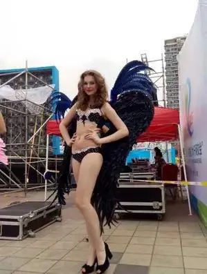 Модная модель для подиума сценического представления свадебной фотографии