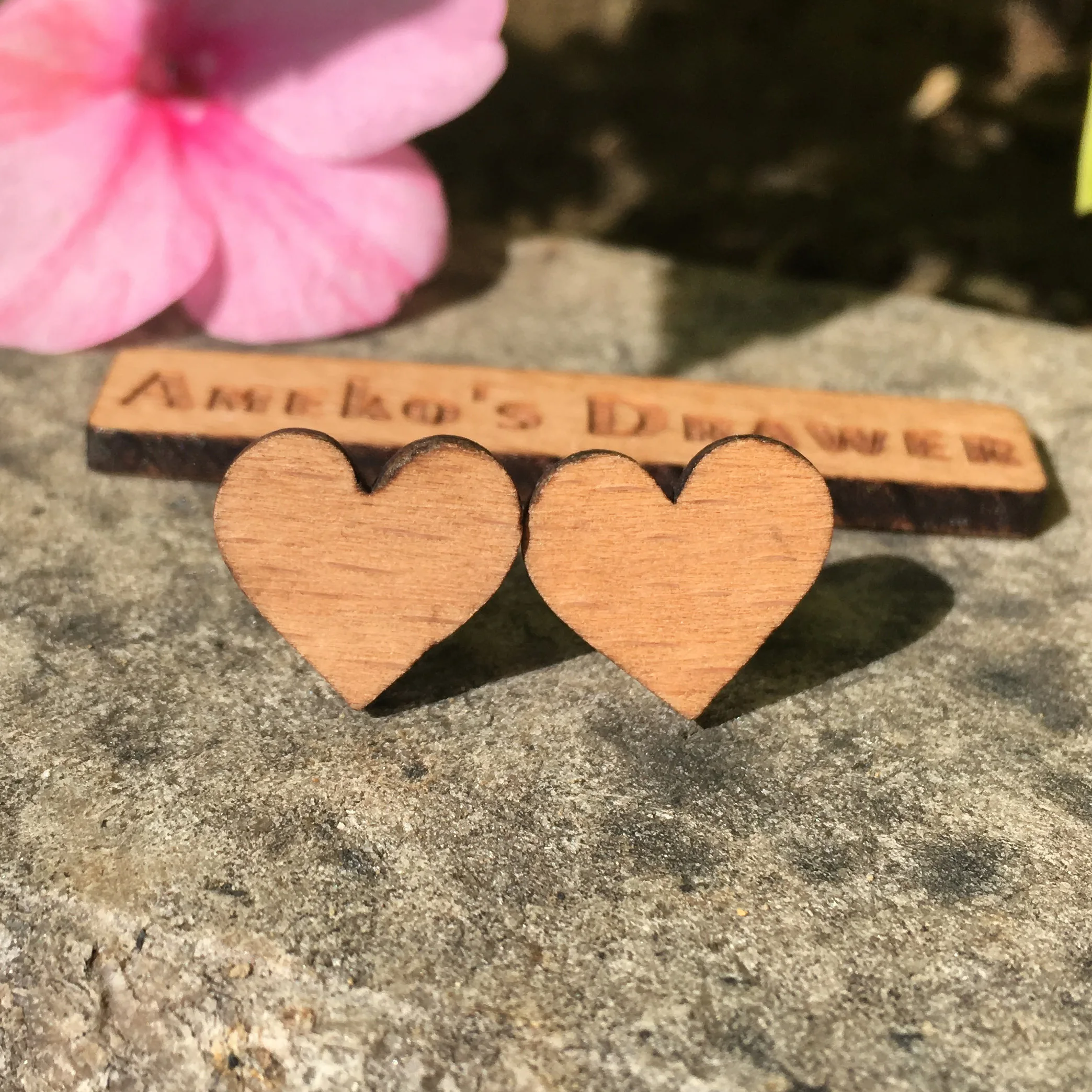 Серьги с сердечками Lasercut логотипом покера серьги гвоздики красным сердцем