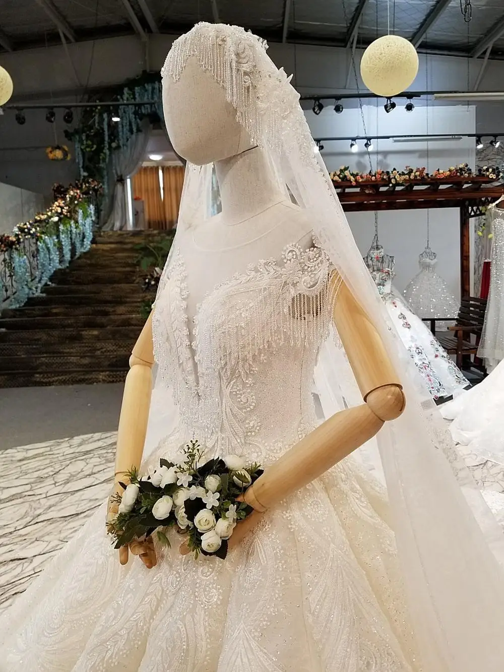 394212 изысканное классическое свадебное платье с вышитыми цветами и кисточками в