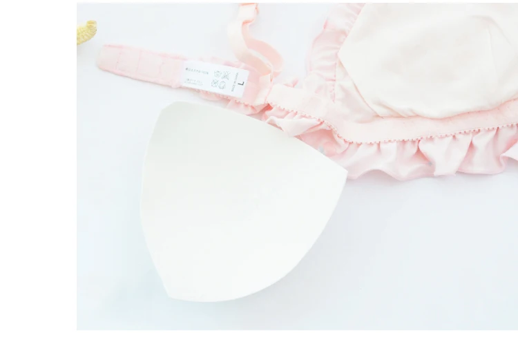 Симпатичный комплект с японским бюстгальтером и трусиками в виде клубники