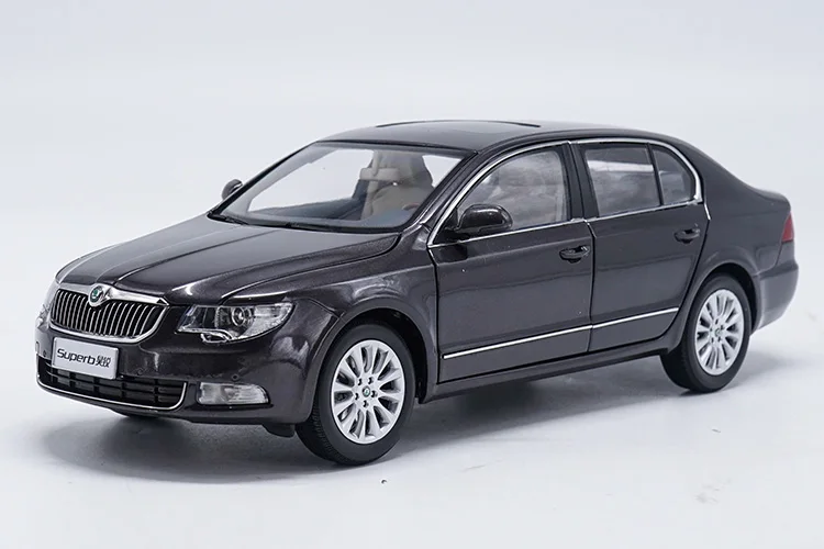 Оригинальная коробка, новинка, 1:18 Skoda Superb, литая под давлением металлическая модель автомобиля, игрушка для детей, подарки на день рождения, коллекция игрушек - Цвет: D