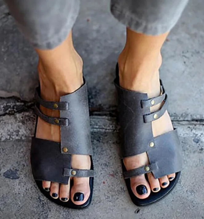 Сандалии на плоской подошве в римском стиле с металлическим украшением пляжная