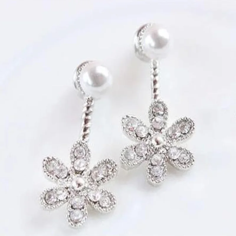 Симпатичные серьги гвоздики украшенные жемчугом пятилистные цветочные для