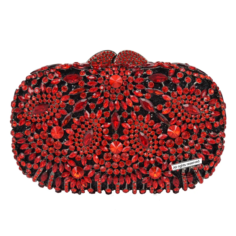 Красные туфли с отверстиями в виде цветов круглым вырезом и индийская сумка