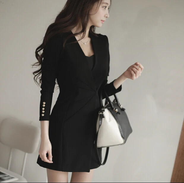 Офисное платье трапециевидной формы на пуговицах с пышными рукавами без