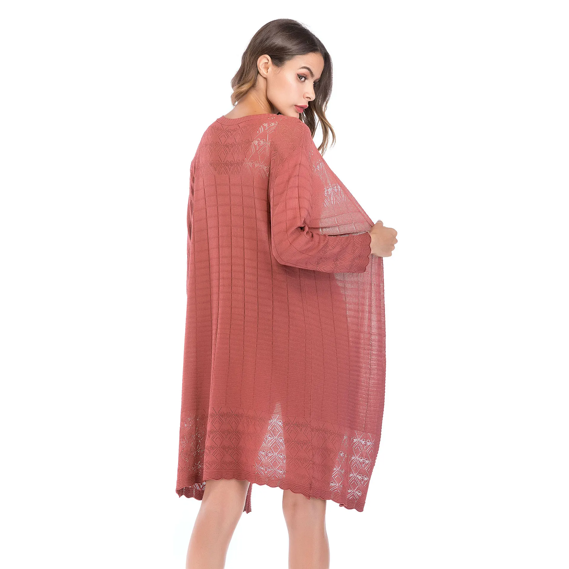 Осенний текстурированный клетчатый вязаный крючком свитер с разрезом спереди