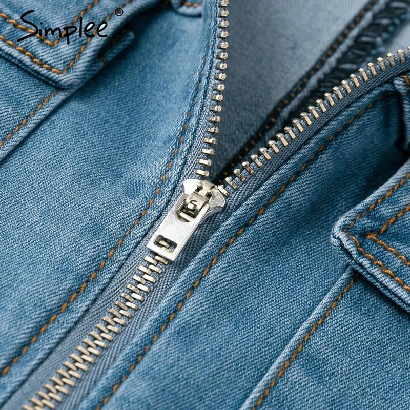 Женский джинсовый комбинезон Simplee летний короткий с глубоким V образным вырезом