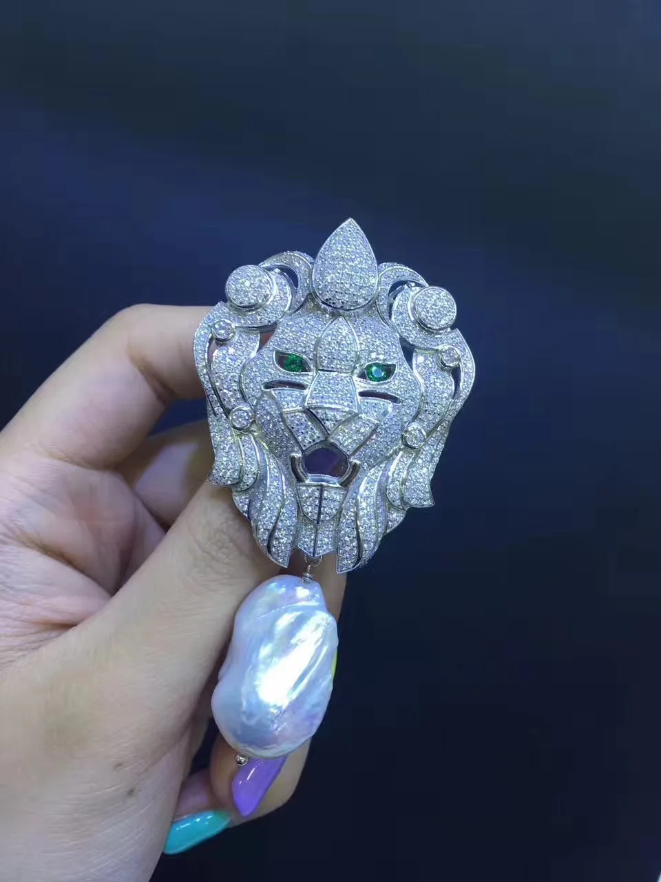 Брошь Лев из серебра 925 пробы с натуральным пресноводным жемчугом