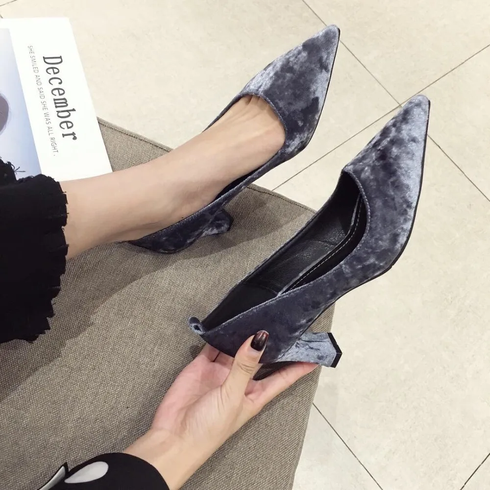 Женские замшевые туфли на толстом каблуке универсальные бархатные с острым