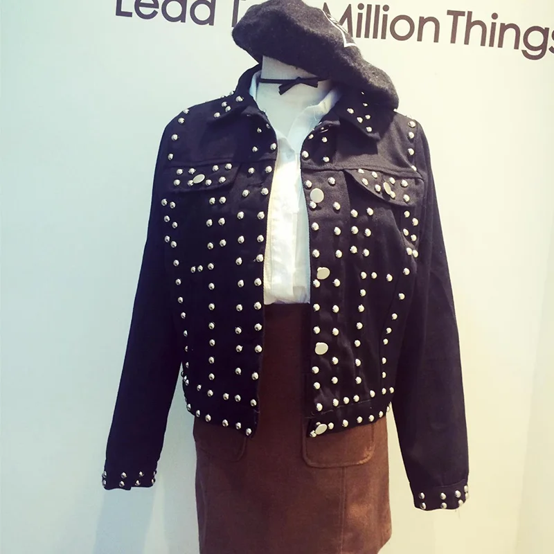 Женская джинсовая куртка RUGOD черная приталенная с отложным воротником и