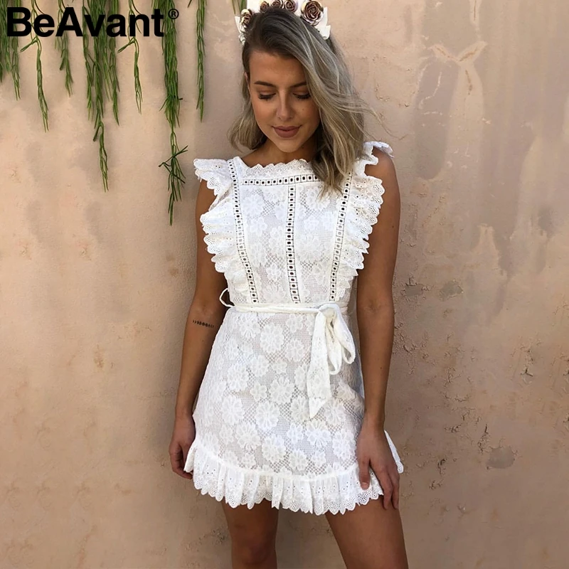 Женское винтажное короткое платье BeAvant белое кружевное с оборками и высокой