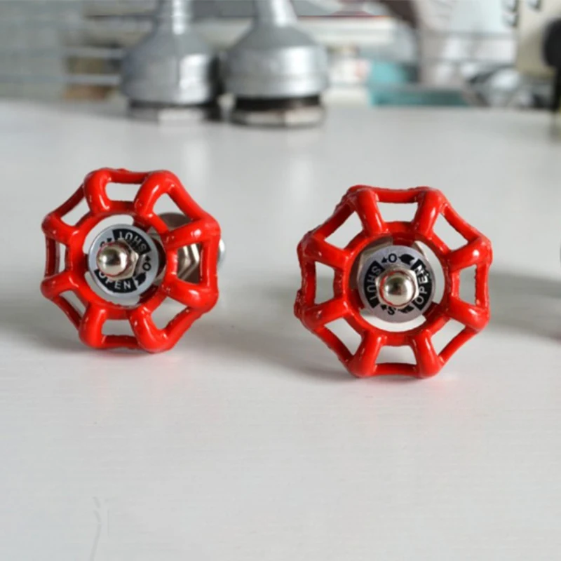 Трубопроводный клапан в стиле ретро из чугуна вертикальный В индустриальном для