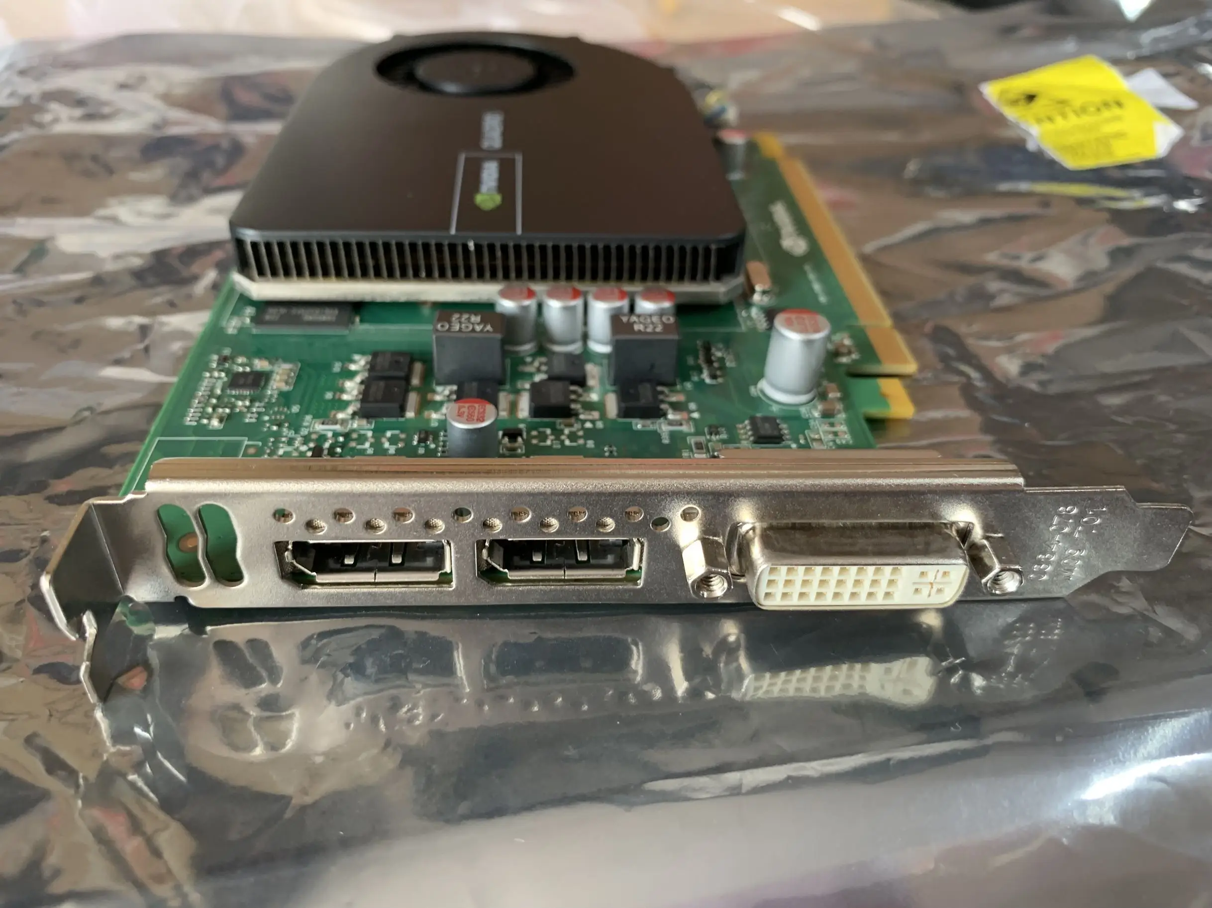 Бывшая в употреблении оригинальная видеокарта Quadro Q2000 1G DDR5 с профессиональным