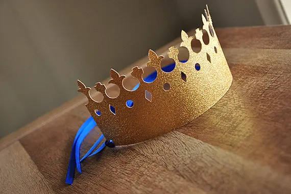 Антикварные золотистые блестящие разноцветные шапочки в виде маленького принца