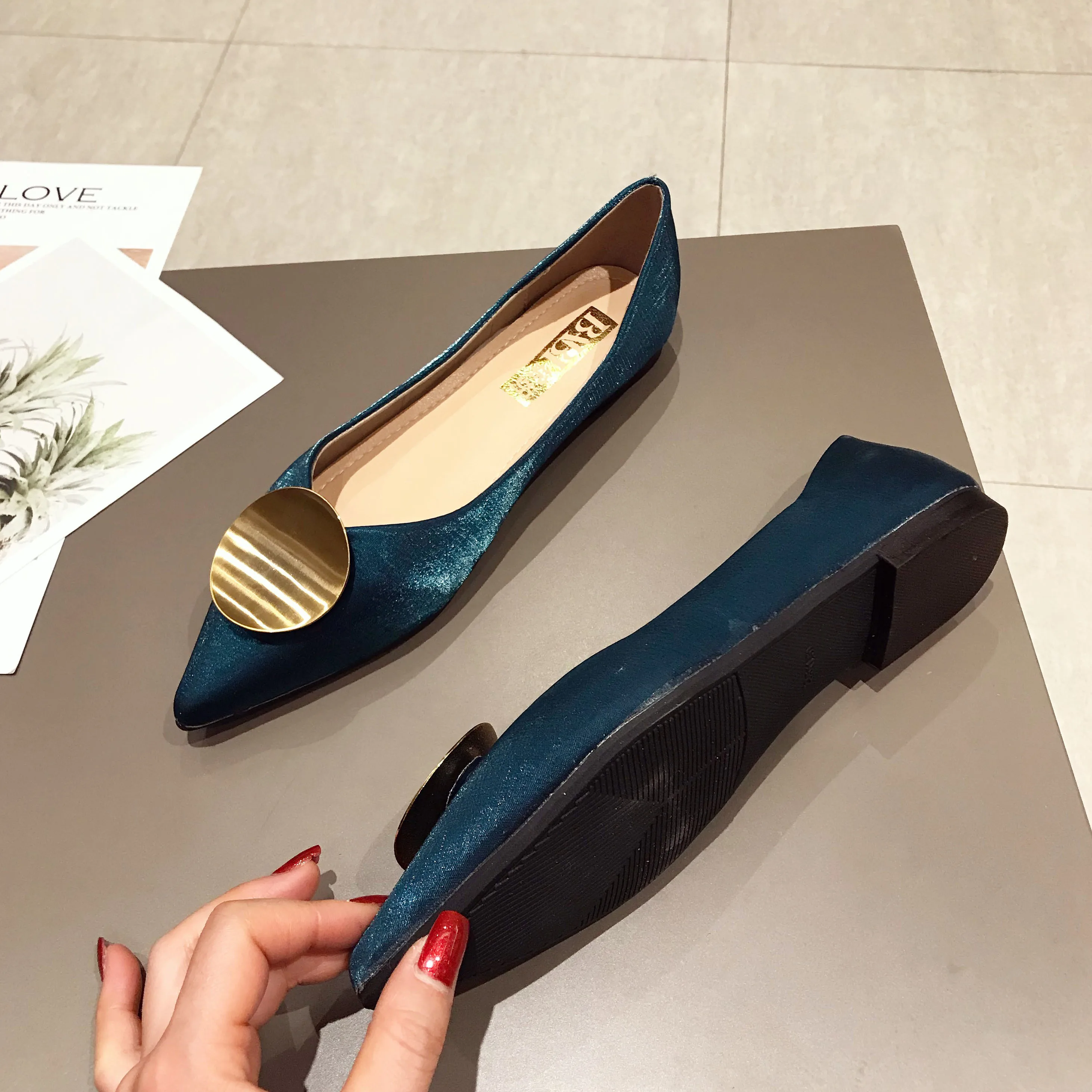 Женская обувь на плоской подошве крутая с золотой пряжкой женские лоферы балетки