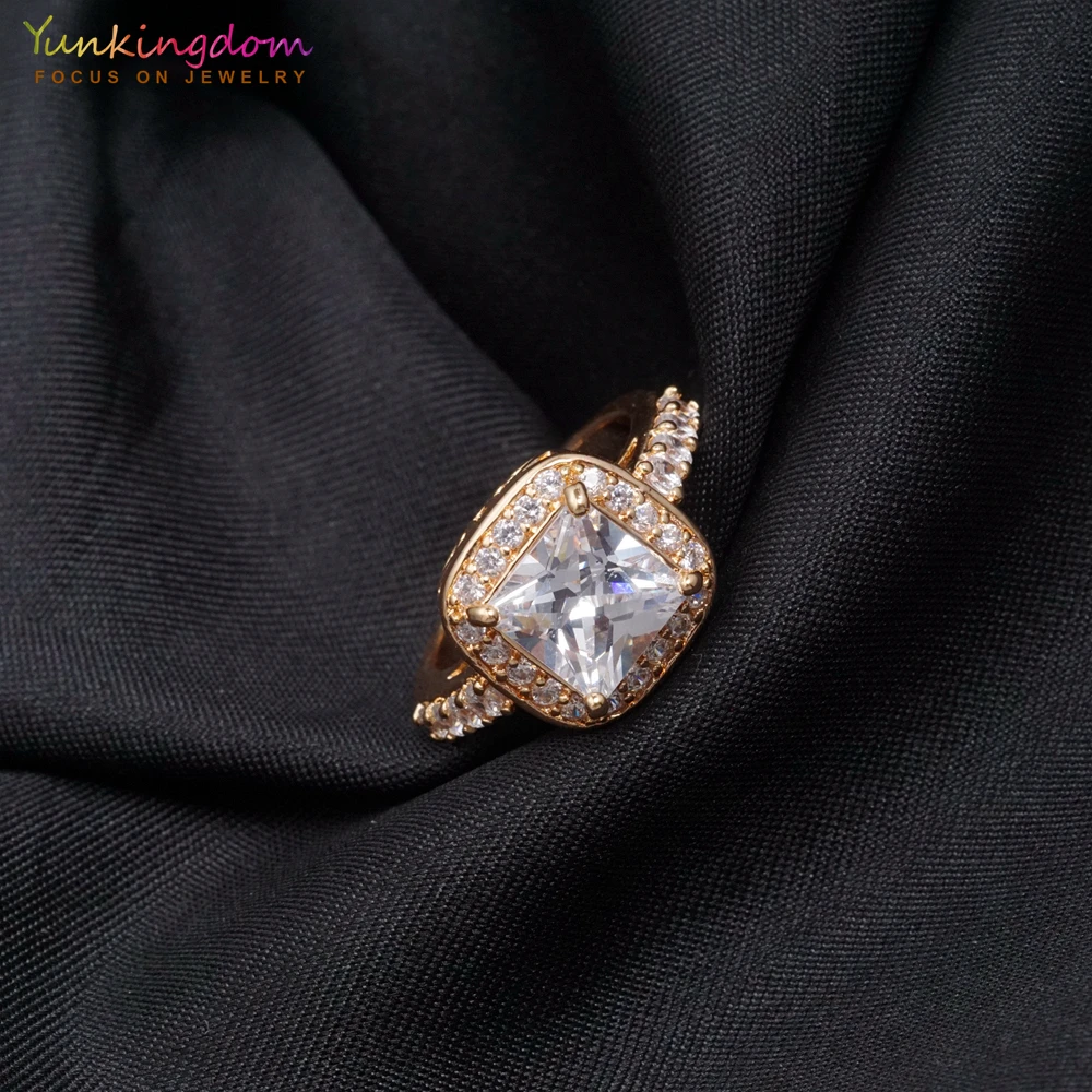 Великолепное обручальное кольцо с квадратным кубическим цирконием и золотым