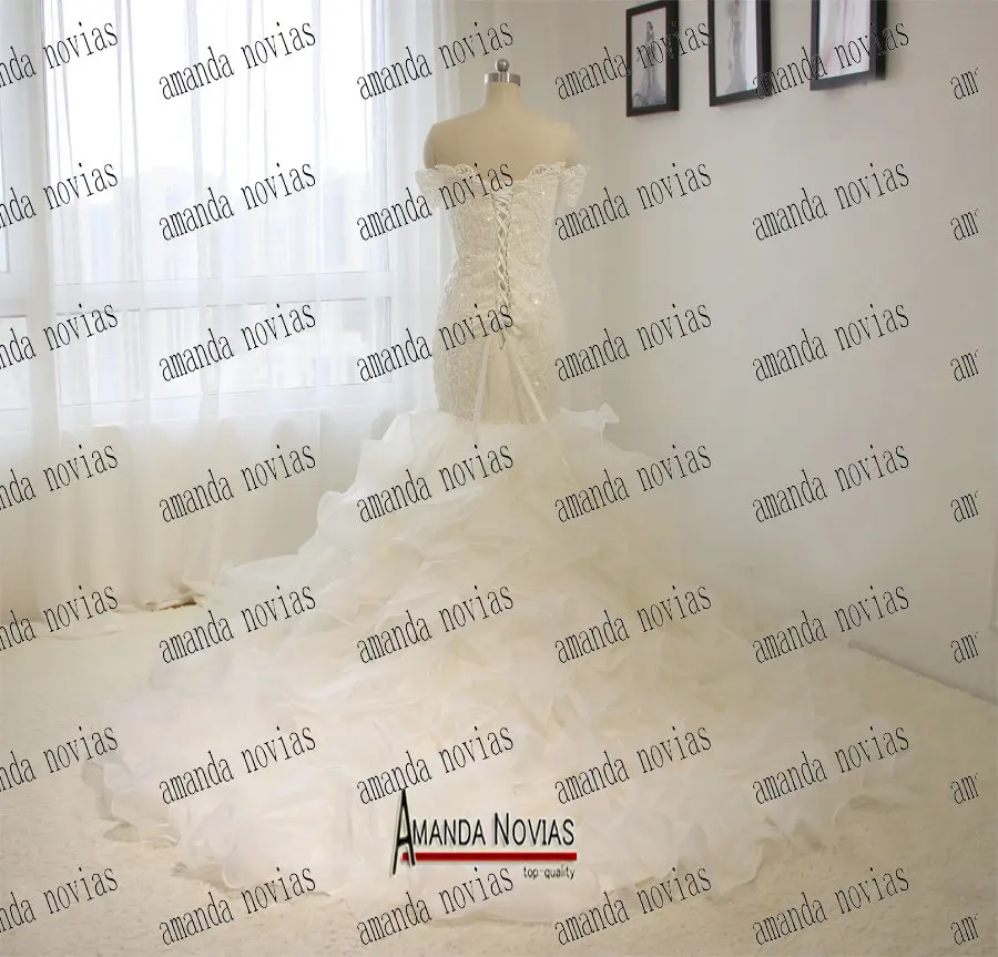 Платье с открытыми плечами и короткими рукавами тяжелое изделие блестящими