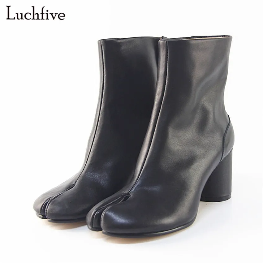 

2020 Autumn New Graphic Printing Split Toe Short Boots Runway Style Shiny Black Leather Ankle Boots for Women Zapatos mujer