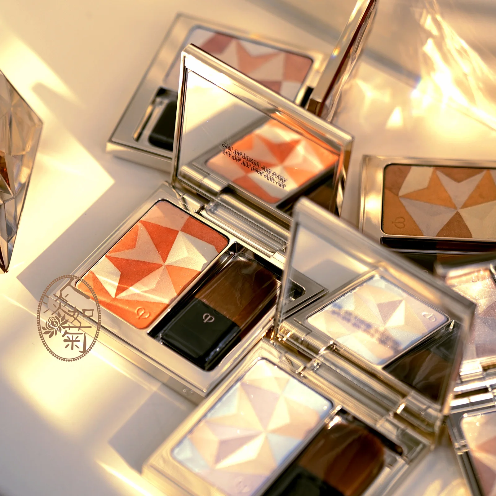 CPB Cle de Peau Beaute люминизирующий усилитель для лица № 11/14 пастельный полный размер 10 г/. 35 унций. Чехол и щетка в комплекте