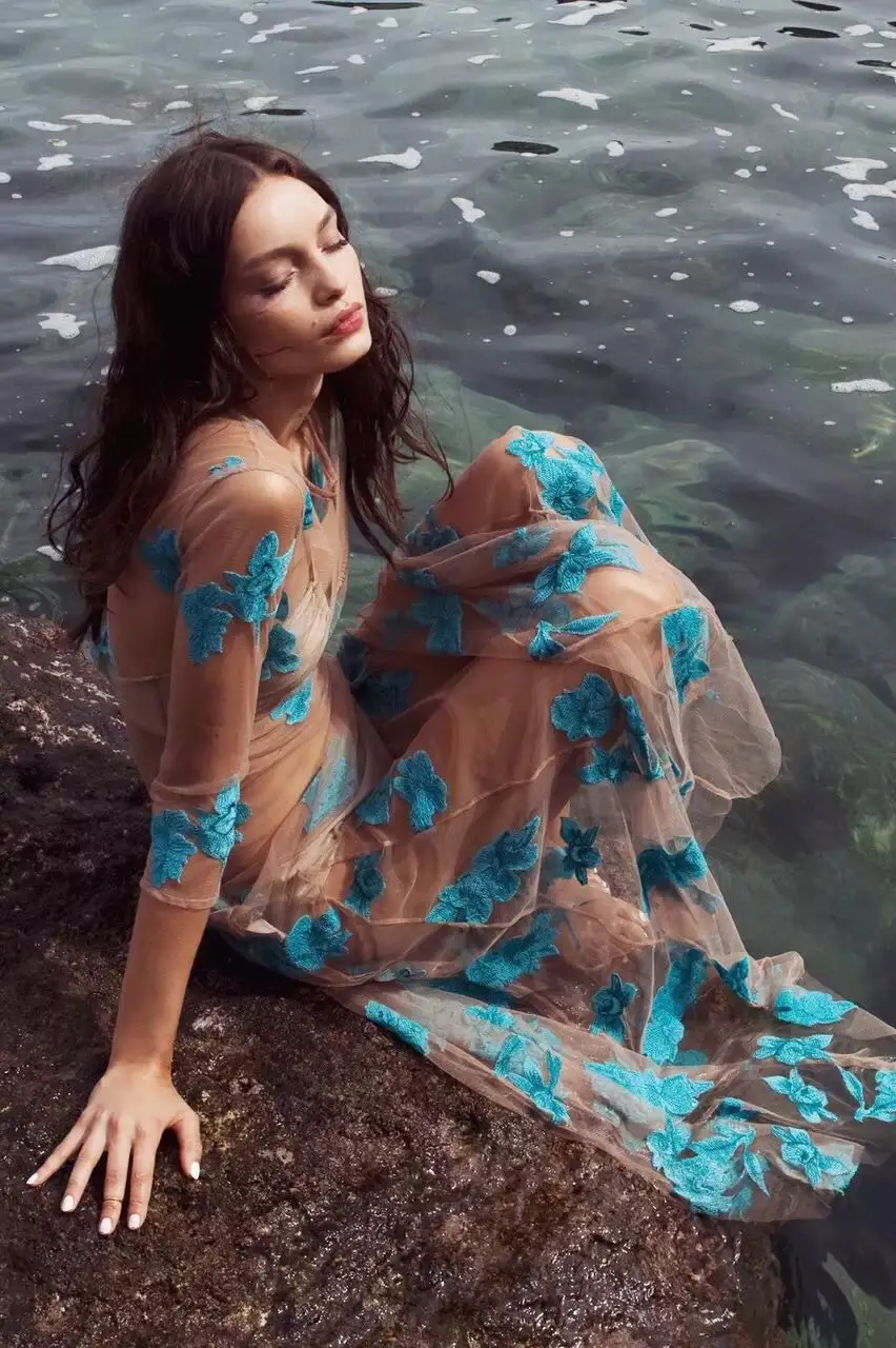 Женское платье с цветочной вышивкой бежевое Сетчатое макси круглым вырезом и