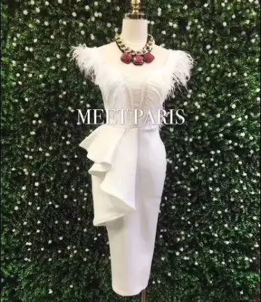 Женское облегающее платье с асимметричными оборками и отделкой из перьев