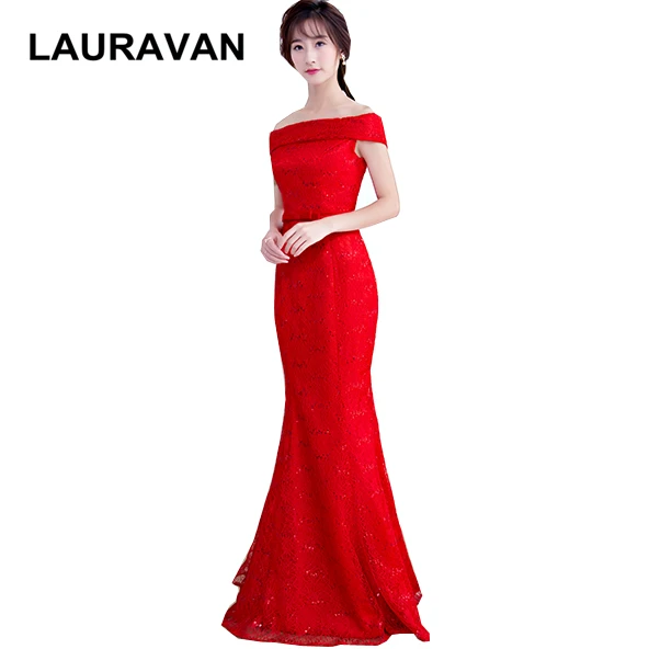 Длинное красивое скромное платье подружки невесты с открытыми плечами