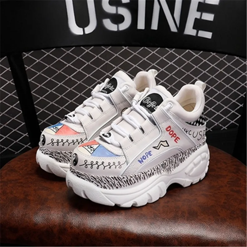 Женские кроссовки из натуральной кожи с граффити дизайнерские на платформе для