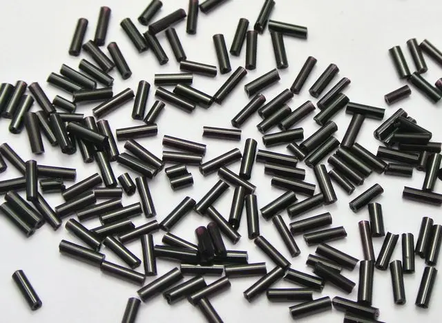 2000 стеклянных трубчатых бусин 2x7мм Непрозрачный черный + коробка для хранения |