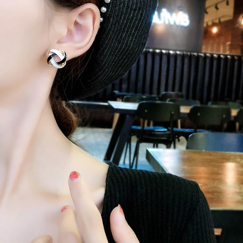 Женские серьги-гвоздики в стиле ретро черно-белые ажурные серьги из сплава