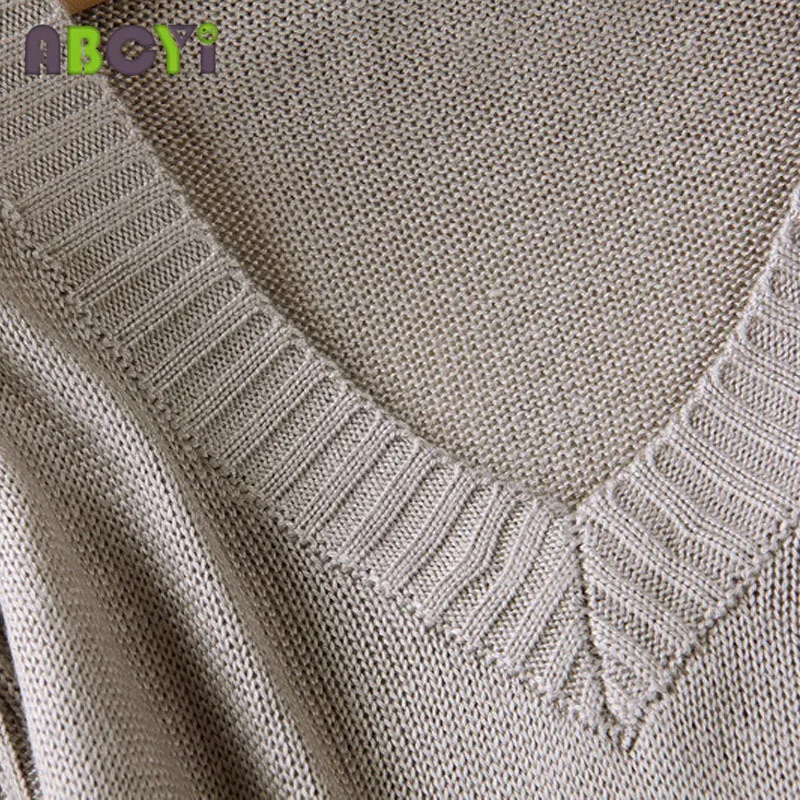 Женское трикотажное платье свитер средней длины серое/черное с V образным