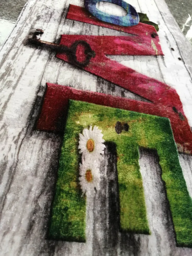 Домашние милые животные красивые с цветочным принтом идти от входа Напольный