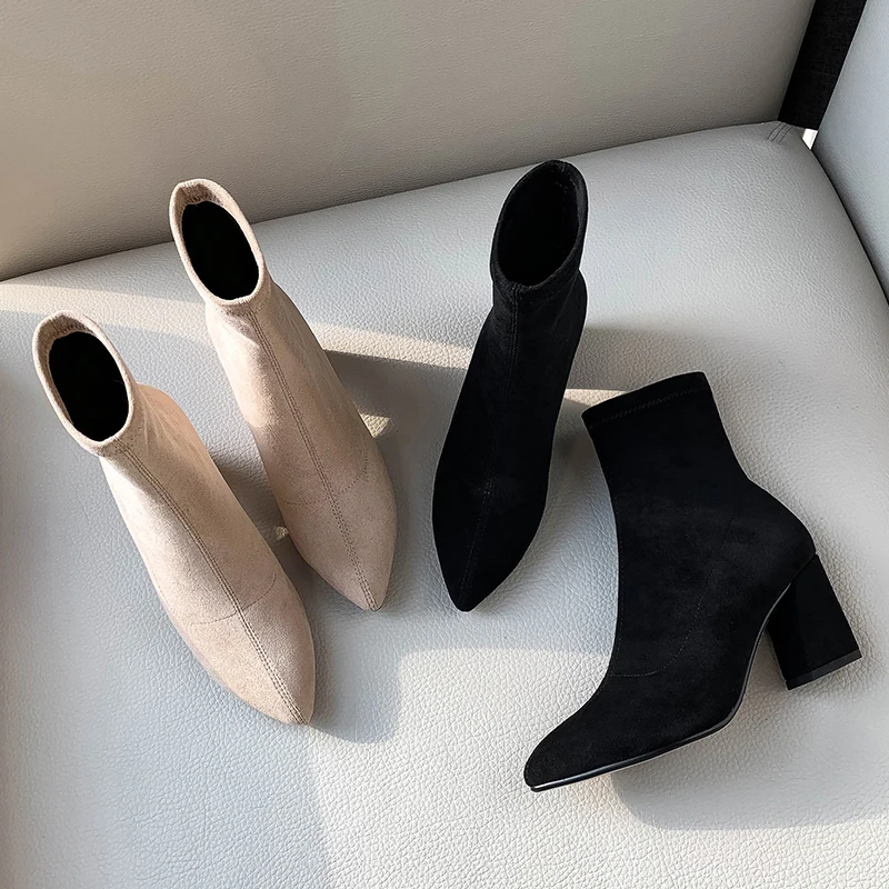 Женские замшевые ботильоны с мехом и острым носком на высоком каблуке | Обувь