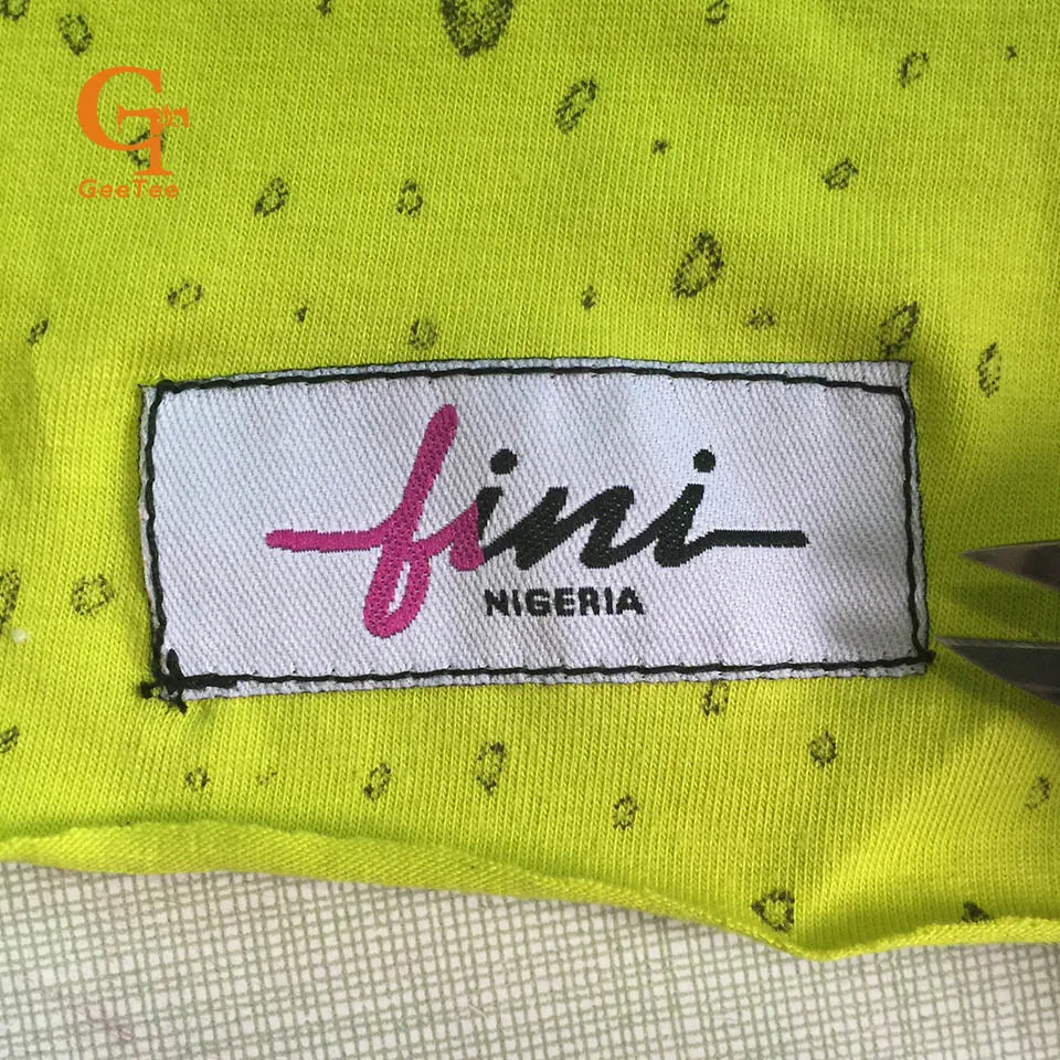 Изготовленный на заказ логотип вышитые одежды основные этикетки центр складные