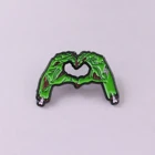 Зеленый Череп руки брошь с дизайном скелет череп руки в форме сердца эмалевые булавки Готический лацкан джинсы рубашка сумка Хэллоуин ювелирные изделия
