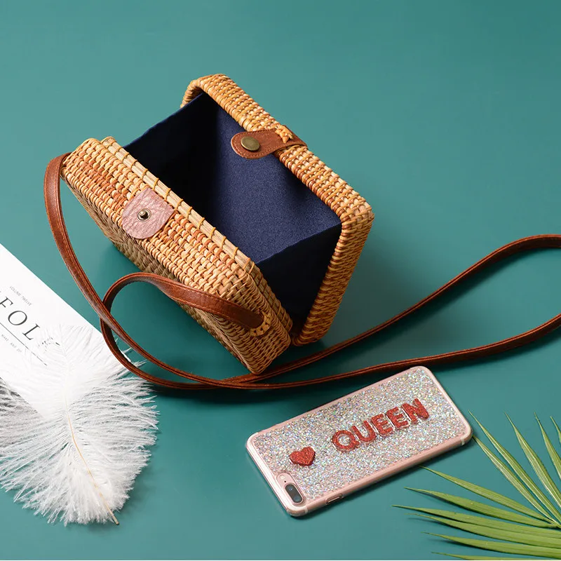 AolMi небольшой тканые клапаном круглая соломенная сумка из ротанга Crossbody Сумка