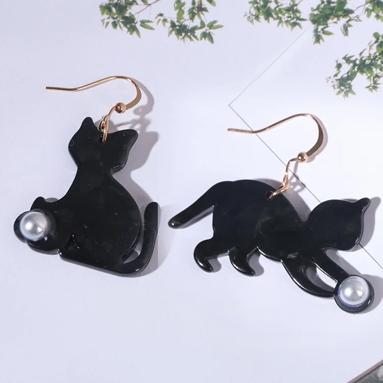 Женские ассиметричные серьги капельки с кошачьим котом белые и черные