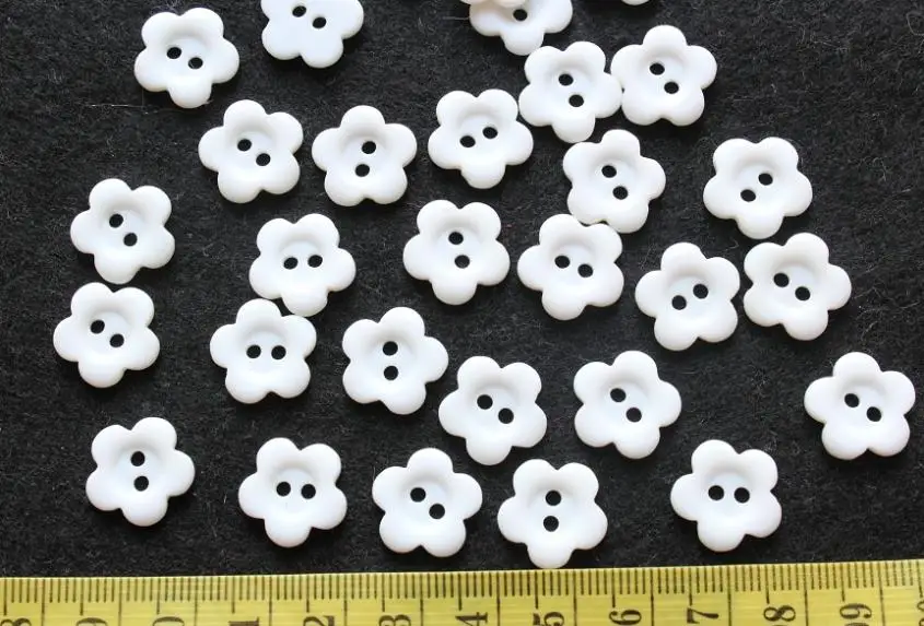 

Set of 300pcs - white resin 15mm 2 holes sun flower shape sewing craft diy buttons -SK0100