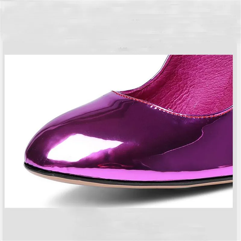 Женские туфли лодочки на высоком массивном каблуке с украшением в виде