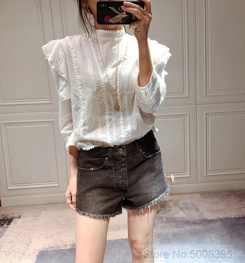 Белая серая блузка с вышивкой и высоким вырезом на плечах рюшами рукавами